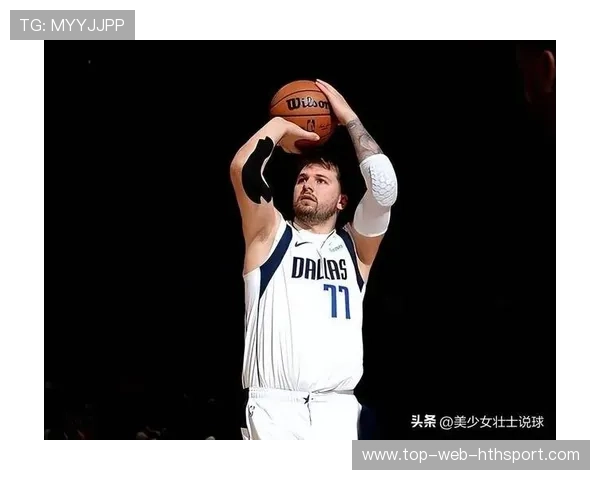 东契奇命中关键球后摊手